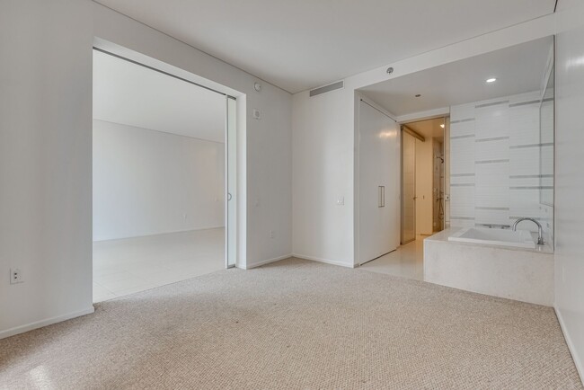 Building Photo - Veer Towers 2210E-CityCenter Views from th...