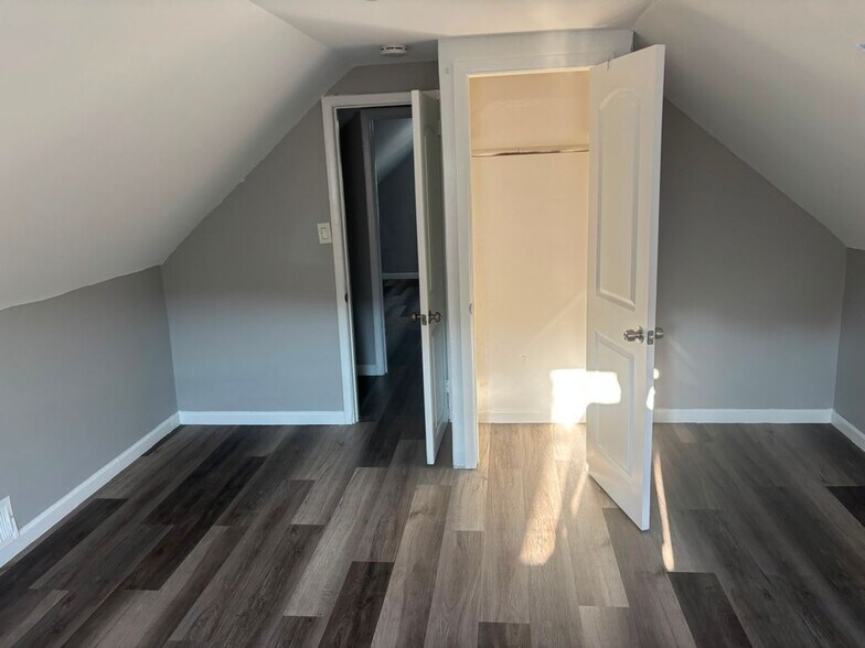 Building Photo - 69 Rugby Dr W
