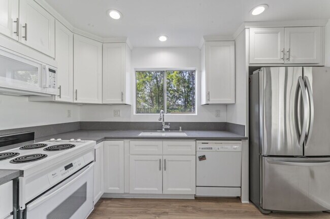 Building Photo - "Charming 2-Bed, 2-Bath Gem with RV Access in Santa Clarita!"