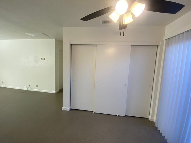 Building Photo - Garden Level Apartment - Completely Renovated!