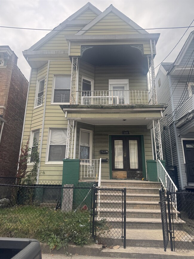 Building Photo - 239 Bayview Ave