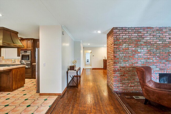 Building Photo - 5-Bedroom Home in Desirable Friendly Hills...