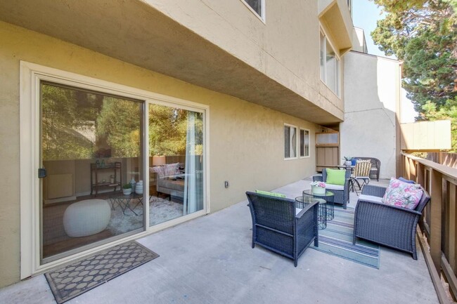 Building Photo - Excellent 2 Bed Condo with Large Patio!