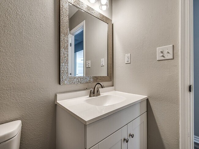 Building Photo - 3 bed / 2 bath home in great location!