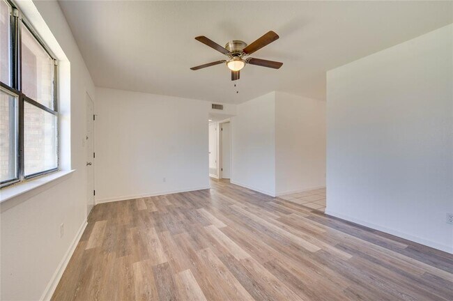 Building Photo - 706 Scenic Dr