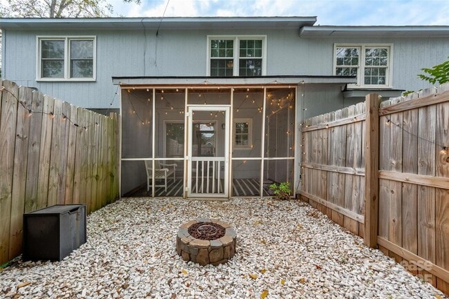 Building Photo - 1422 Delane Ave