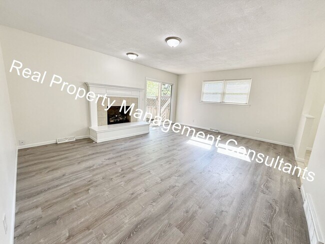 Building Photo - 3 bed 2.5 bath Private Oasis