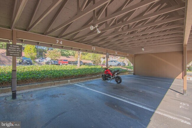 Building Photo - 1665 Parkcrest Cir