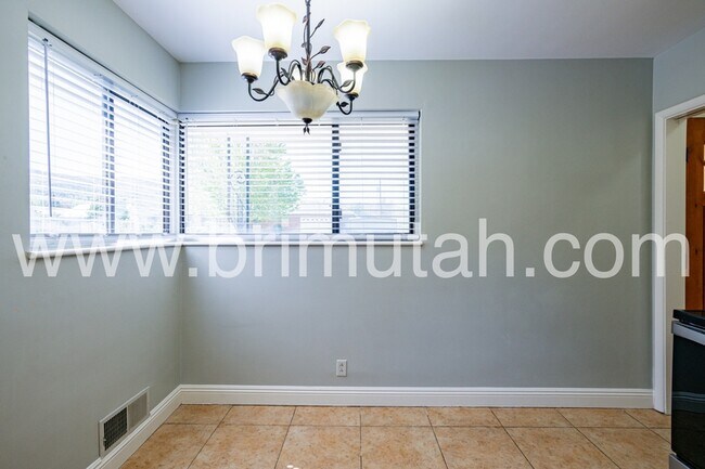 Building Photo - 30 W 1100 S