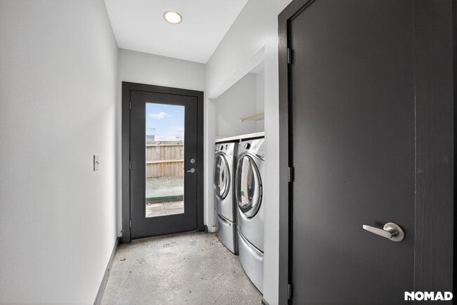 Building Photo - 1273 MacKintosh pknw