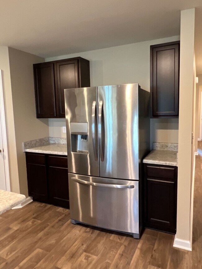 Building Photo - Spacious Modern Home in a Quiet Community!