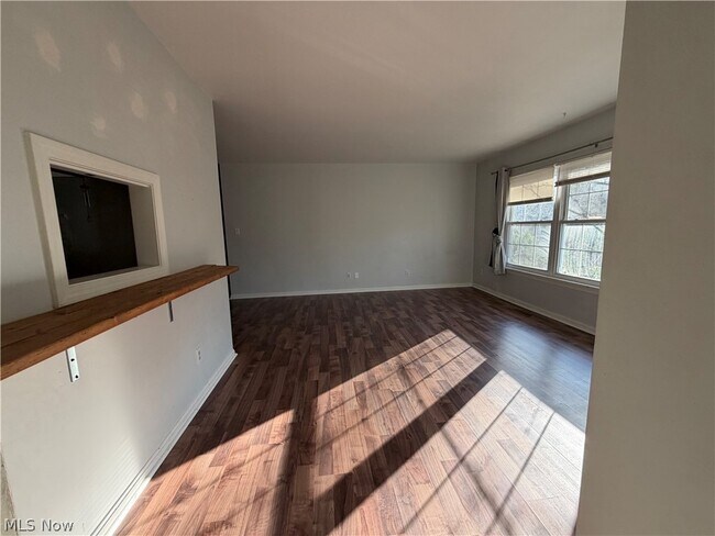 Building Photo - 6910 Carriage Hill Dr