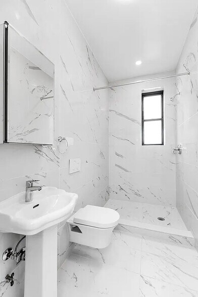 Building Photo - 160 Waverly Pl