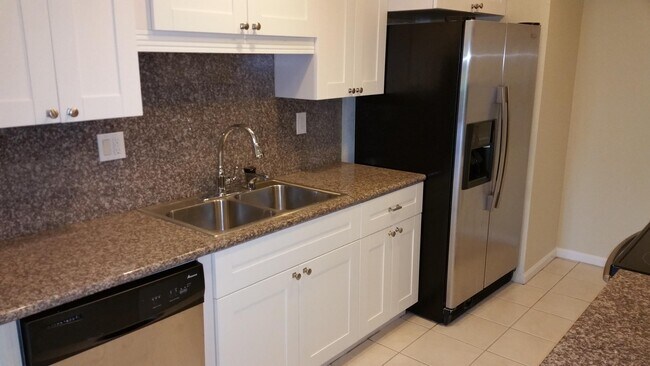 Building Photo - 830 Greensward Ct