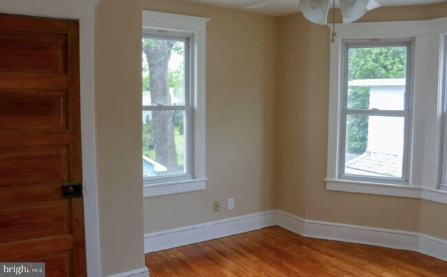 Building Photo - 921 New Pear St