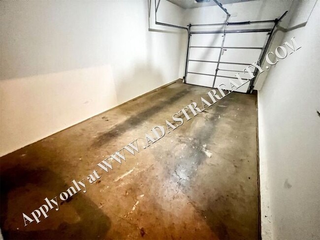 Building Photo - Spacious Duplex in Lee's Summit-Available ...