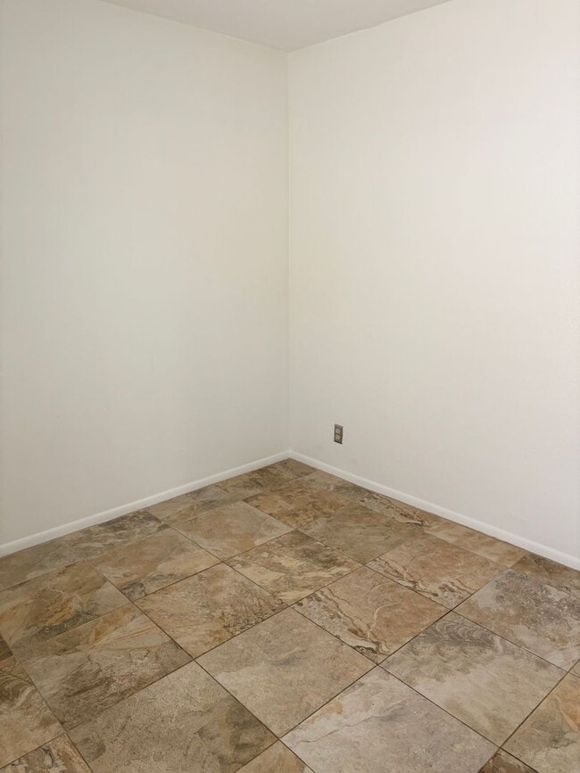 Building Photo - **Excellent 3br/2ba/2garage HOUSE (EXTENSI...