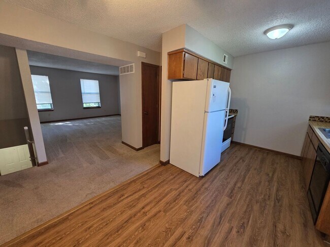 Building Photo - Spacious 2BR/1.5BA Quadplex