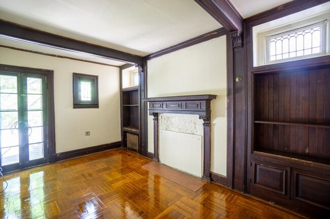 Building Photo - Available 6/1/26 - Spacious Home with Garage