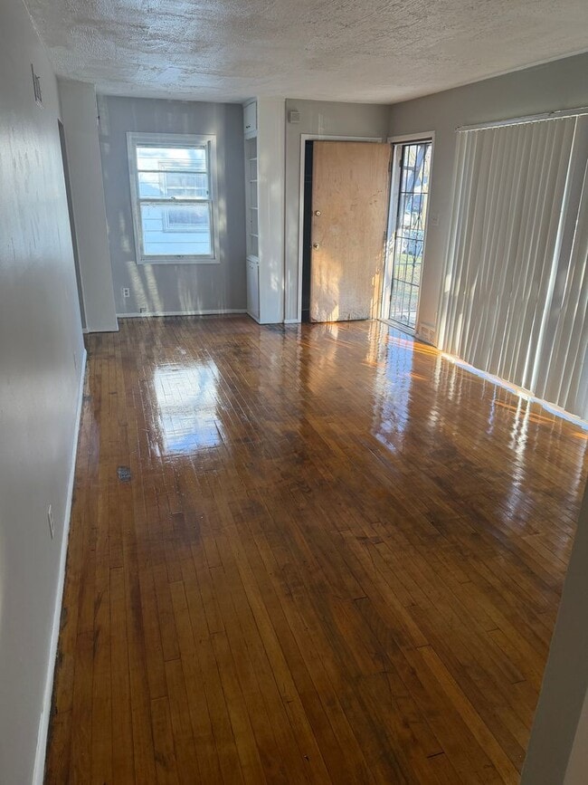 Building Photo - Single family 3 bedroom home Thurston Woods Area. On the bus line