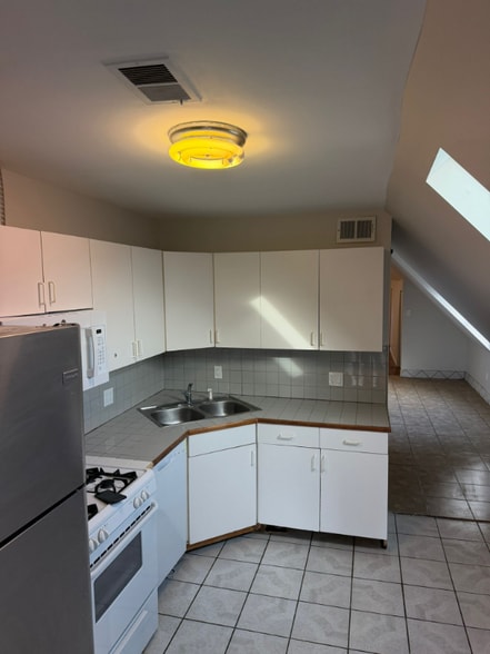 Building Photo - 1726 N Artesian Ave