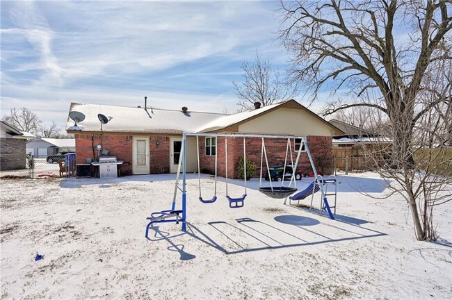 Building Photo - 330 Overton Dr
