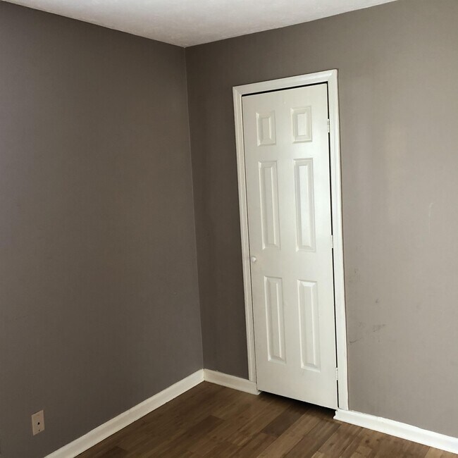Building Photo - 205 Hedgewood Ct