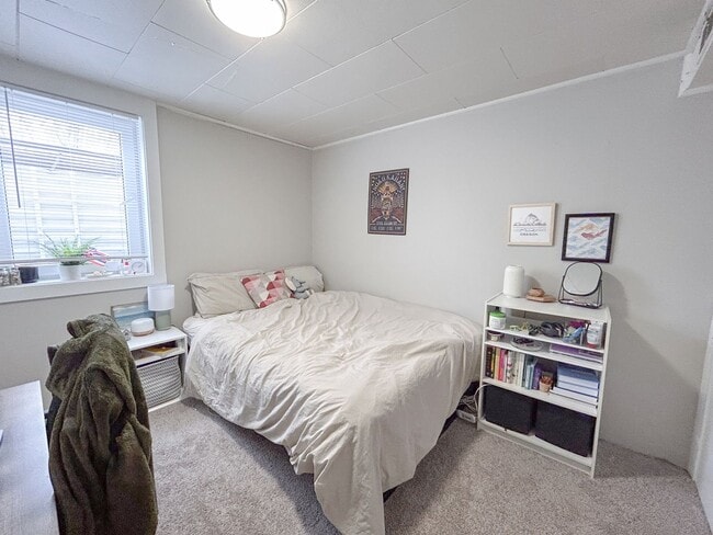 Building Photo - Updated Garden Level DU Home for Rent! Fiv...