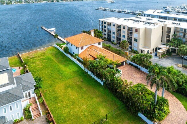 Building Photo - 1 18th Ave S