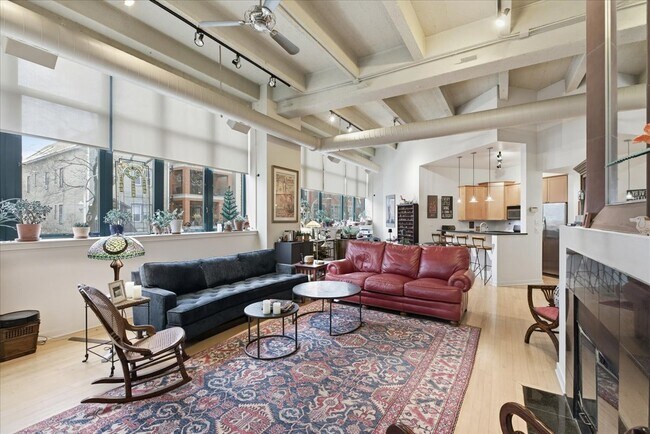 Building Photo - 2600 N Southport Ave