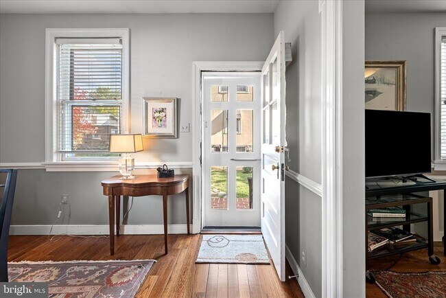 Building Photo - 320 S Loudoun St