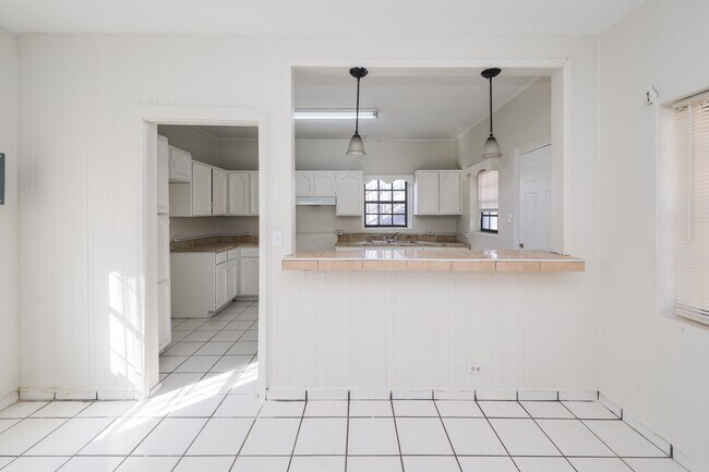 Building Photo - 311 Matamoros St