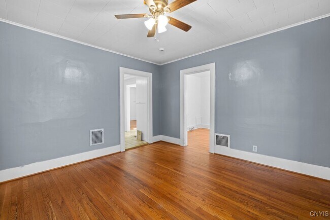 Building Photo - 401 Valley Dr