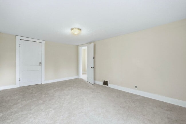 Building Photo - Updated 3-Bedroom Home with New Kitchen & Carpet