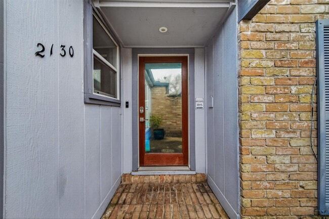 Building Photo - 2130 Round Lake Dr