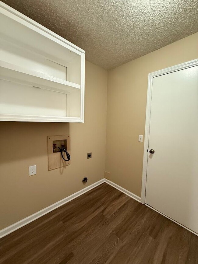 Building Photo - 302 Pinedale Dr