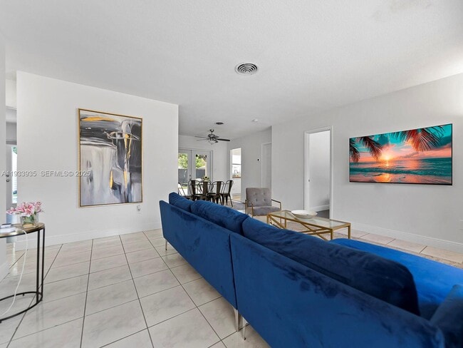 Building Photo - 560 NE 161st St