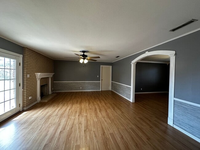 Building Photo - 4 Bedroom in Pine Tree ISD