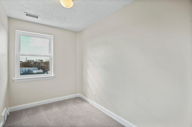 Building Photo - Brentwood Beauty