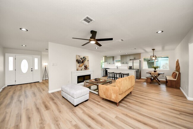 Building Photo - 2407 Crestdale Dr