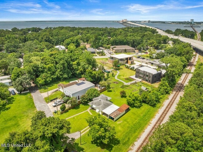 Building Photo - Timeless Charm in Ocean Springs’ Most Walk...
