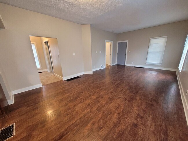 Building Photo - 2 Bedroom, 1 Bathroom home with front porch and fenced yard!