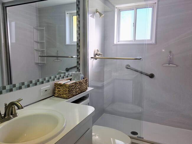 Building Photo - 4650 Cove Cir