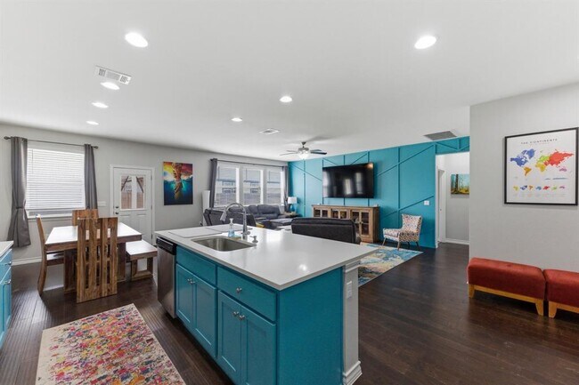 Building Photo - 2009 Los Olivios Wy