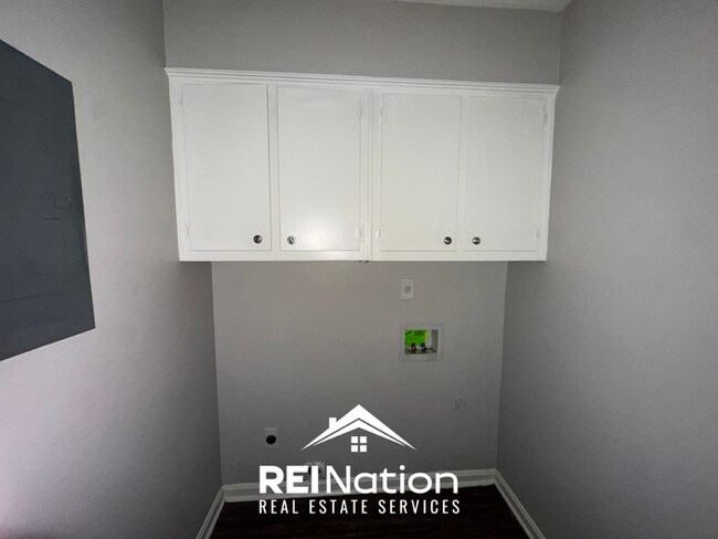 Building Photo - Spacious 4BR/2BA Memphis Rental with 2-Car Garage, Hardwood Floors & Fireplace