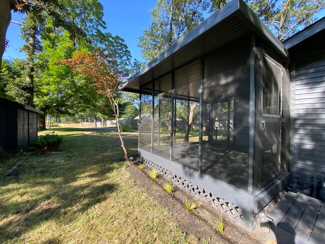 Building Photo - 9 Lake Grove Club
