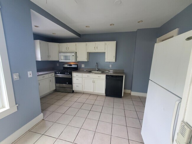 Building Photo - 420-422 Cedarwood Terrace