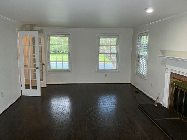 Building Photo - Beautiful 4BR 2.5BA corner lot Colonial wi...