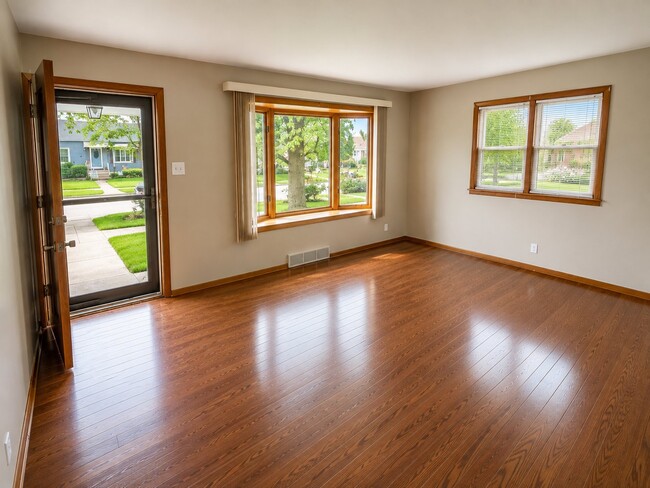 Building Photo - 3818 Towle Ave