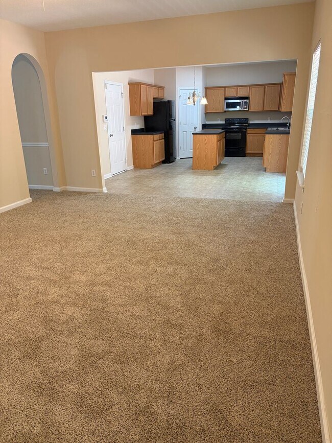 Building Photo - Large Home in Established Neighborhood